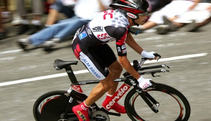 开云真人娱乐官网-球场上的“人性光辉”：欧冠中的暖心瞬间